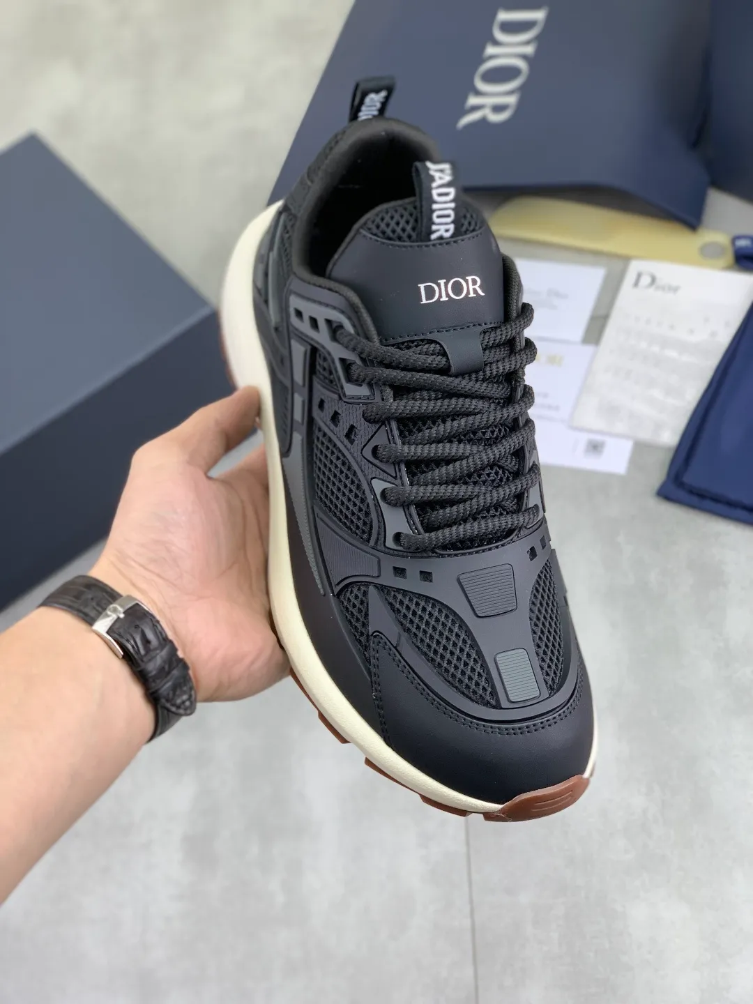 Men's Men's Shoes P600💰💎💎💎Top quality DIOR men's low-top sneakers series Newly launched this season, this low-top sneaker is one of the flagship styles of the series. Crafted from cowhide leather uppers combined with mesh and white technical fabric, it's finished with reflective graphic logos. Featuring logos on the heel and tongue, the extra-light sculpted rubber sole with signature embellishments enhances style, and internal stretch details create an ideal comfort fit that pairs well with a variety of casual looks. Shows fashionable and modern sports style Size:39-45 (38 46 customized)